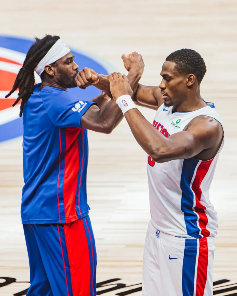 PG电子最新官网-场均抢断盖帽联盟第一！活塞官方分享斯图尔特和杜伦的合影