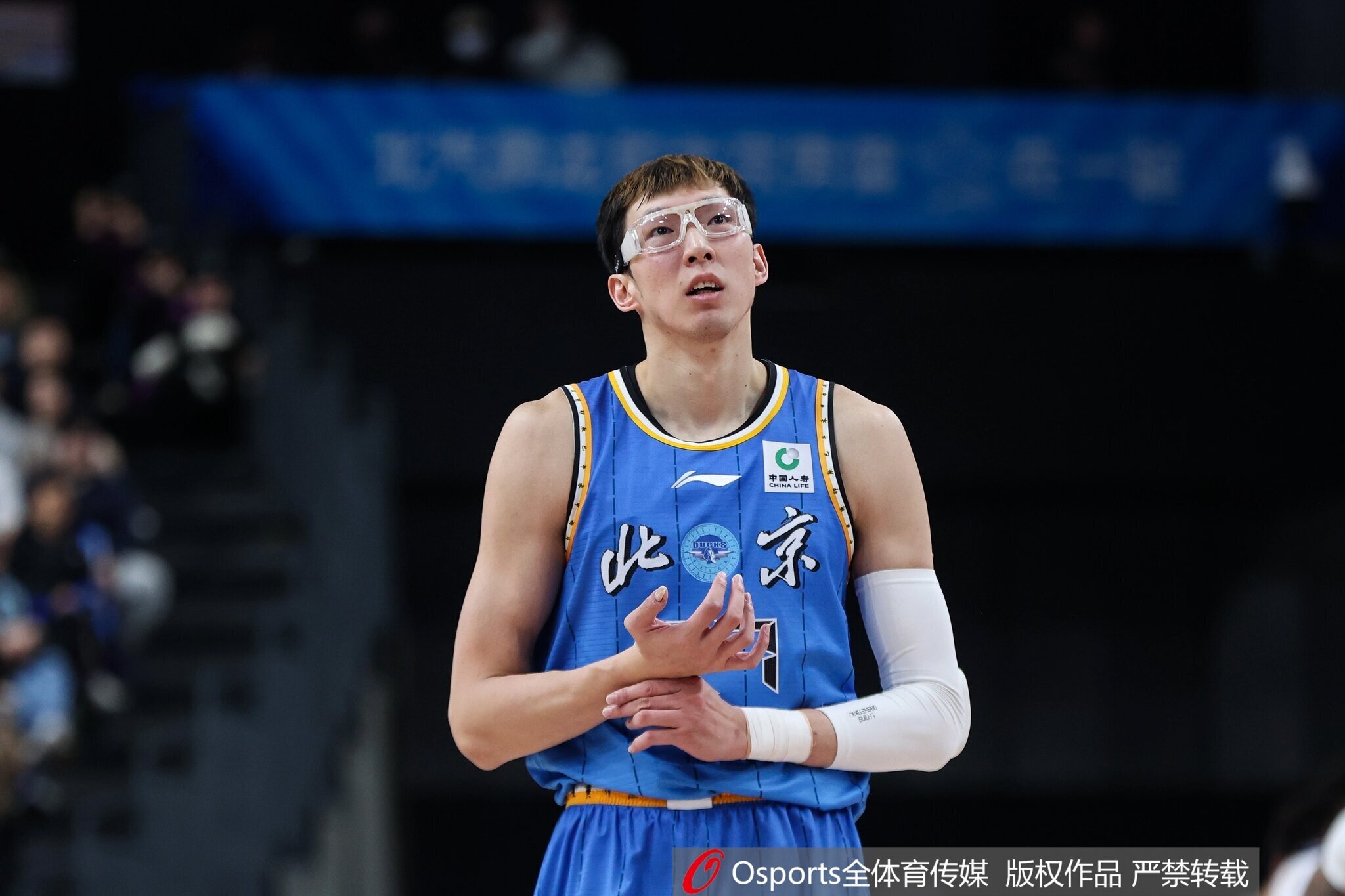 pg游戏官网登录入口-这场打得像外援!周琦终结十分高效 砍下23分13板&抢到7前场板